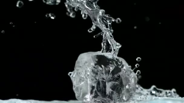 Water spatten tegen ijsblokjes — Stockvideo