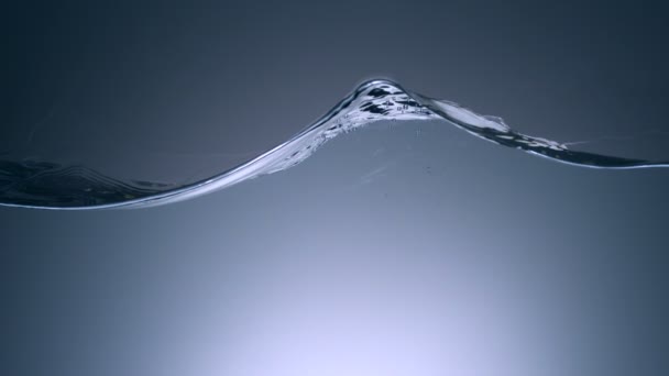glaçons tombant dans l'eau 