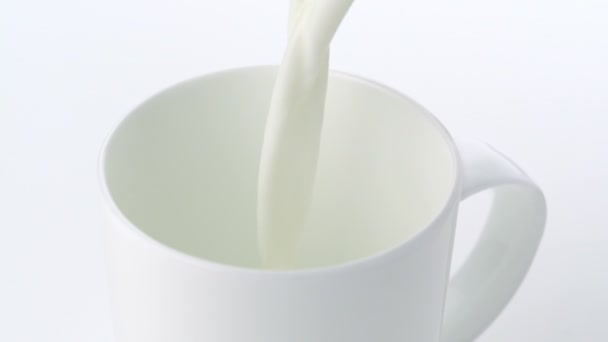 Verser du lait dans une tasse — Video