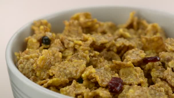 Verser du lait sur les céréales 