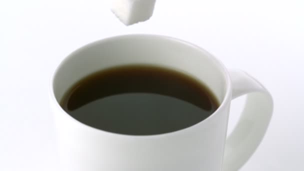 Déposer du sucre cube dans le café 