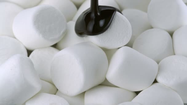 Čokoládovou polevou na marshmallow — Stock video