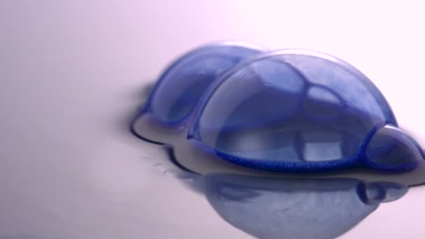 蓝色气泡在水表面弹出 — 图库视频影像