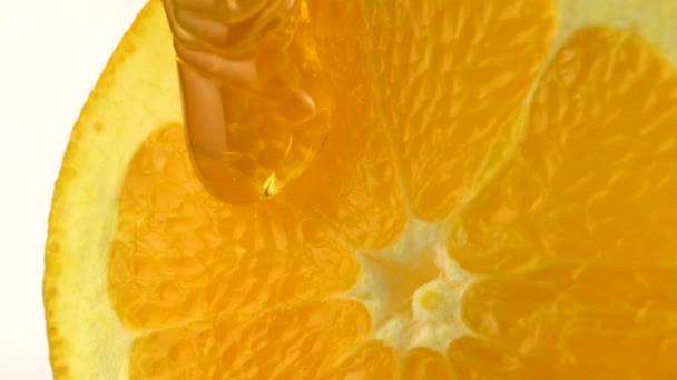 Pouring honey on orange — Stock Video