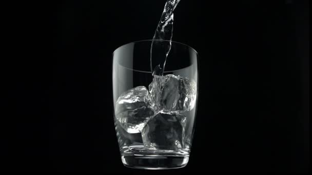 Gieten van water in glas — Stockvideo