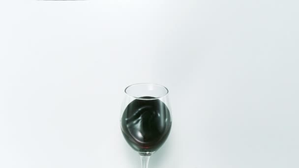 Rode wijn spatten uit glas — Stockvideo
