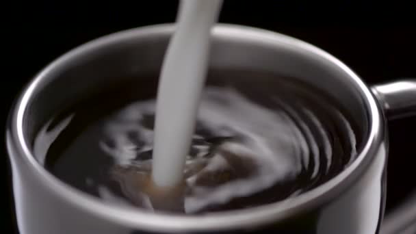 Melk in koffie gieten — Stockvideo