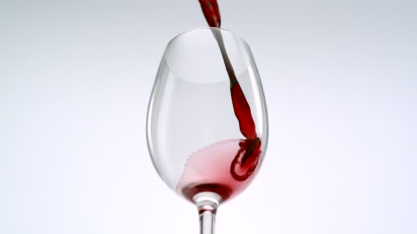 Červené víno nalije do skleněné fotografování s vysokou rychlostí — Stock video