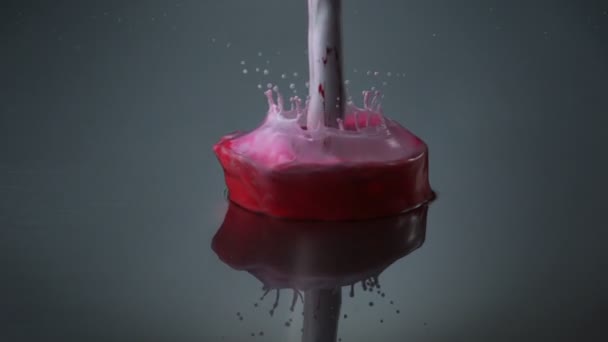 Pouring red paint — Stock Video