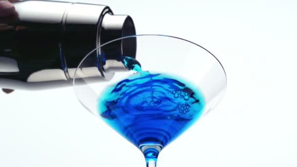 Verter martini azul en vidrio — Vídeos de Stock