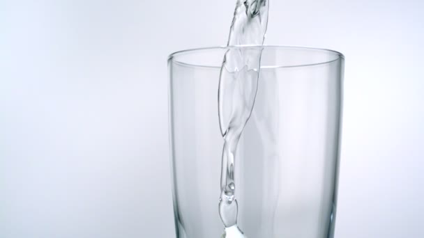 Наливание воды в стекло — стоковое видео