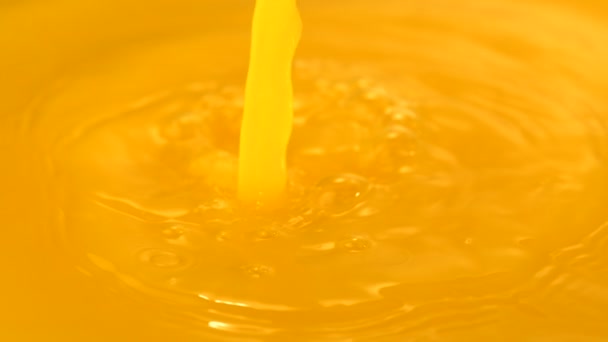 Pouring orange juice — Stock Video