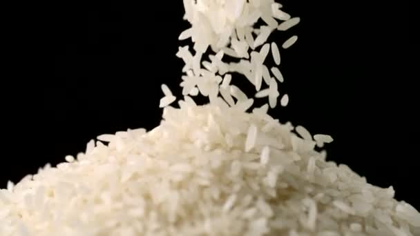 Ρίχνει το ρύζι στο πιάτο — Αρχείο Βίντεο