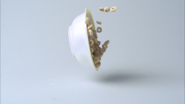 Deixando cair uma tigela cheia de cereais — Vídeo de Stock