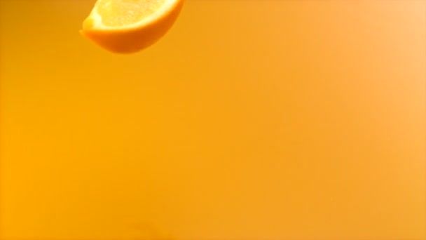 Sliced oranges falling into orange juice — Stock Video