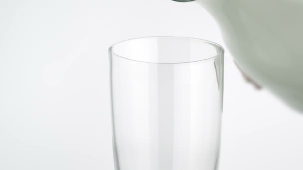 Verser le lait dans le verre — Video