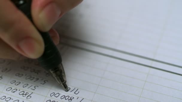 Écrire des numéros sur une feuille . — Video