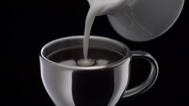 Melk in koffie gieten — Stockvideo