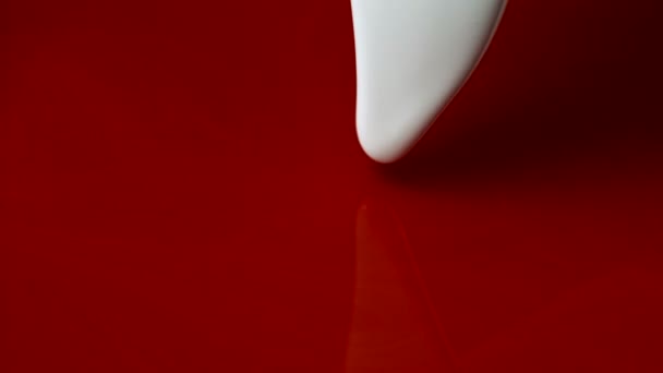 Verser de la peinture blanche dans de la peinture rouge 