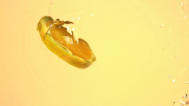 Gesneden oranje spinnen in water — Stockvideo