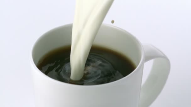 Milch in Kaffee gießen — Stockvideo