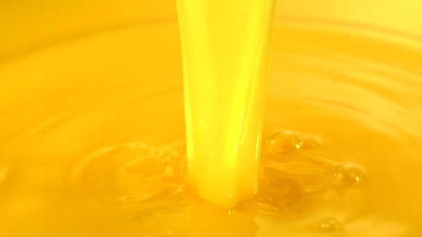 Verser le jus d'orange 