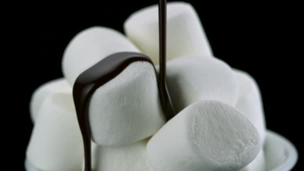 Schokoladensoße auf Marshmallow — Stockvideo