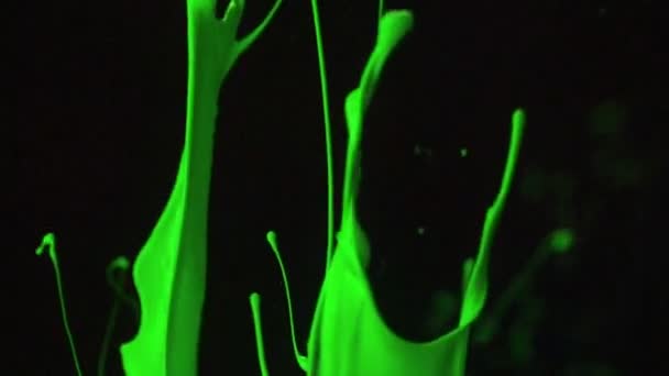 Zöld festék splash a levegőben — Stock videók