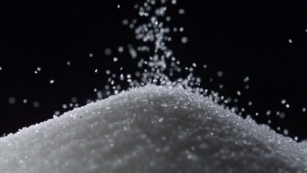 Pile de sucre sur fond noir prise de vue à grande vitesse — Video