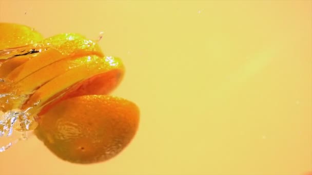 orange tranchée dans l'eau 