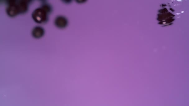 Raisins tombant dans l'eau 