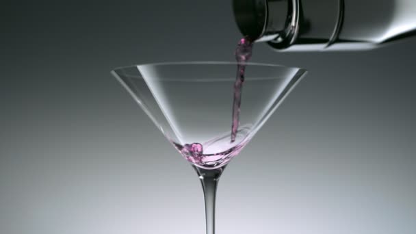 Gieten cocktail in Martiniglas — Stockvideo