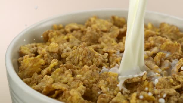 Verser du lait sur les céréales 