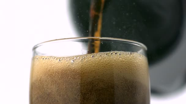 Наливаємо безалкогольний напій у склянку — стокове відео