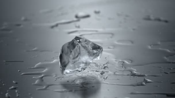 Deixando cair cubo de gelo — Vídeo de Stock