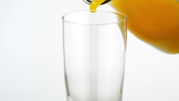 Verser le jus d'orange dans le verre