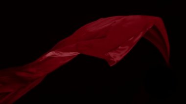 Kırmızı kumaş akan