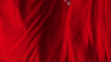 Akrilik küpleri aşağı yuvarlanan