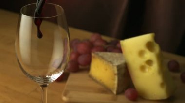 Kırmızı şarabı cama dök.