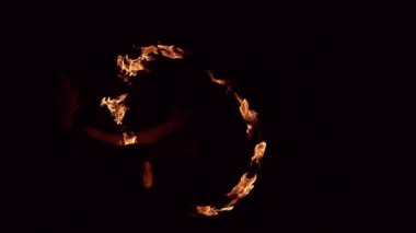 Yangın sanatçı yangın ile oynama