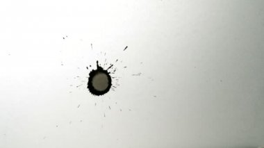 siyah mürekkep damlaları