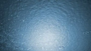 şiddetli yağmur suyu üzerinde