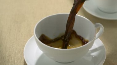 Kahve fincan içine dökme