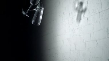 Duvardaki boş gözlük