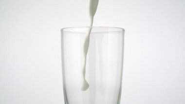 Sütü bardağa dök.