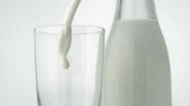 Sütü bardağa dök.