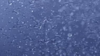 Pencere camına şiddetli yağmur