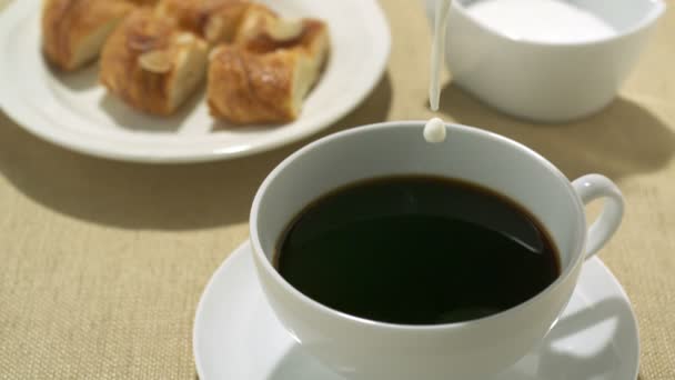 Melk in koffie gieten — Stockvideo