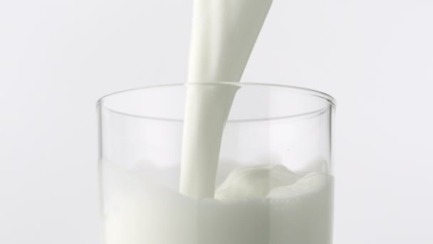 Verter leche en un vaso — Vídeos de Stock