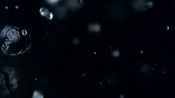 Падіння дощу на чорному — стокове відео
